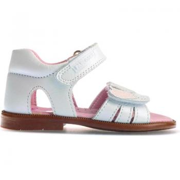 Sandalias Pablosky para niñas en color blanco, modelo 3 corazones 024608 nácar