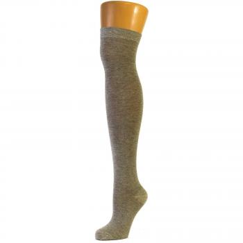 Llanura gris claro sobre los calcetines hasta la rodilla