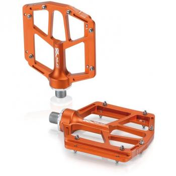 Pedales de plataforma XLC PDM-14 Naranja, características: diseño de plataforma amplia para mayor soporte, material resistente para durabilidad, superficie antideslizante con pines para mejor agarre, fácil instalación con sistema de rosca estándar