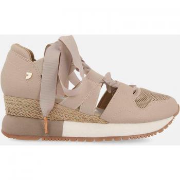 Sandalias de cuña beige con aperturas laterales y estilo deportivo