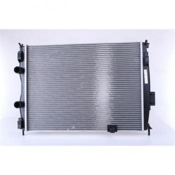 Radiador de refrigeración del motor NISSENS 67367, compatible con vehículos específicos, fabricado en aluminio y plástico, con alta eficiencia en la transferencia de calor, diseño optimizado para fácil instalación y durabilidad