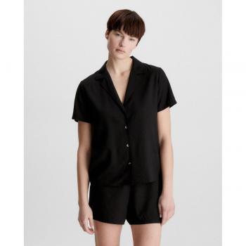 Conjunto de pijama Calvin Klein para mujer con pantalón corto negro.
