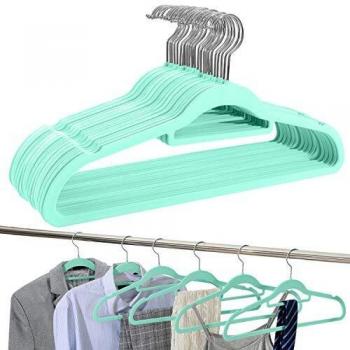 UMI. by Amazon - Perchas de Terciopelo, Antideslizantes, Resistentes y Ahorro de Espacio, con Barra para Corbatas, Gancho Giratorio de 360° y Hombros con Muesca, Percha Estándar, Verde, 30 Pcs