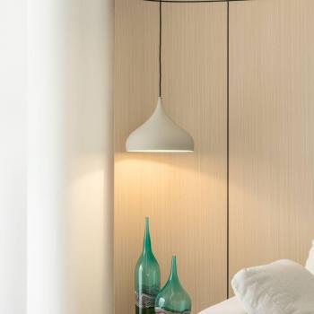 Lámpara colgante Niamara de Lucande, moderna, beige, aluminio, diámetro 28 cm, para salón y comedor, 1 bombilla E27