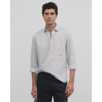Camisa polera de hombre corte slim de rayas irregulares azules