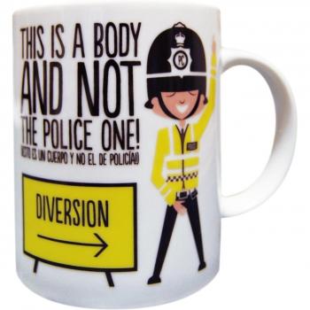 Taza super británica, mensaje This is a body and not the police one