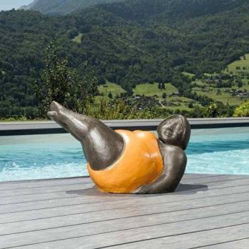 Estatua mujer contemporánea naranja Wanda Collection