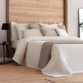 Colcha Carmona El Caballo - Suave colcha de algodón y poliéster con diseño elegante de caballos, tamaño 230 x 270 cm en tono beige.