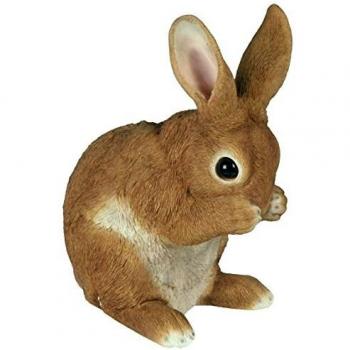 Conejo de resina con patas en el hocico