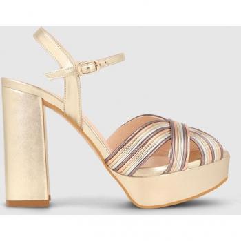 Sandalias de plataforma de mujer en piel metalizada color dorado con detalle de tiras en la pala