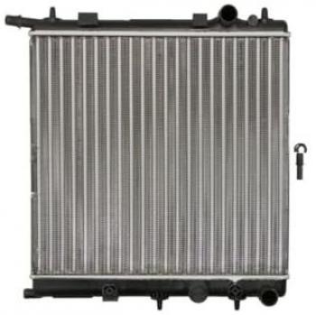 Radiador NISSENS 61284 para refrigeración del motor, compatible con diversos modelos de vehículos, fabricado en aluminio y plástico, con alta eficiencia térmica y diseño optimizado para un mejor flujo de aire