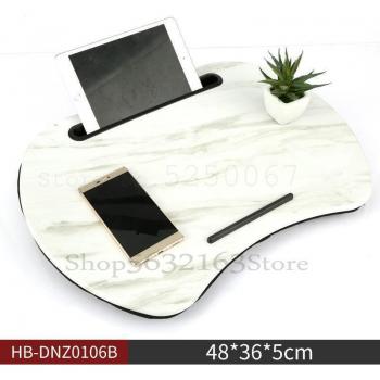 Cama de dormitorio universitario con escritorio y mesa pequeña, diseño simple para habitación