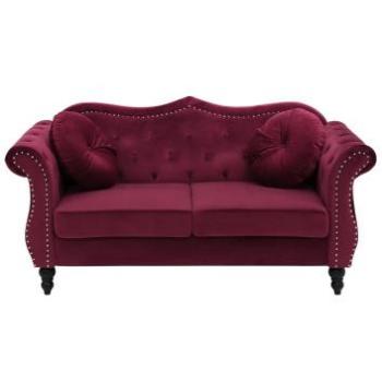 Sofá de 2 plazas tapizado en terciopelo rojo oscuro con botones de adorno y apoyabrazos enrollados estilo glam Skien