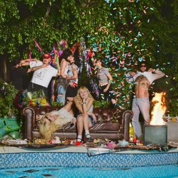 CD Estándar Multicolor Who Let The Dogs Out de Lambrini Girls