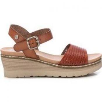 Sandalias de cuña Xti Marrón 142911 con cierre de hebilla y altura de 6cm