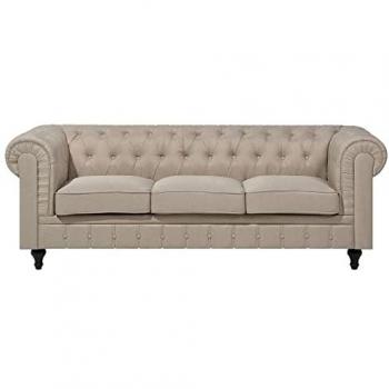 Sofá Chesterfield tapizado en tela beige con patas de madera oscura, 3 plazas, estilo clásico Chesterfield