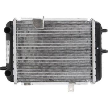 Radiador de Refrigeración del Motor NISSENS 60363 con alta eficiencia térmica, fabricado en aluminio y plástico, diseñado para vehículos específicos, cuenta con conexiones precisas y acabado duradero