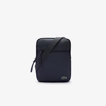 Bolso bandolera Lacoste NH3308LV para hombre, de PVC, color marino, dimensiones 20x25.4x3.5cm