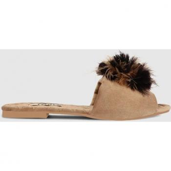 Sandalia Anuska en terciopelo color beige con detalle de adorno con plumas