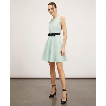 Motivi - Vestido mini con lazo en la cintura y detalle de botones en contraste.