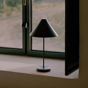 Lámpara de mesa portátil Brolly con batería IP44 en negro, acero
